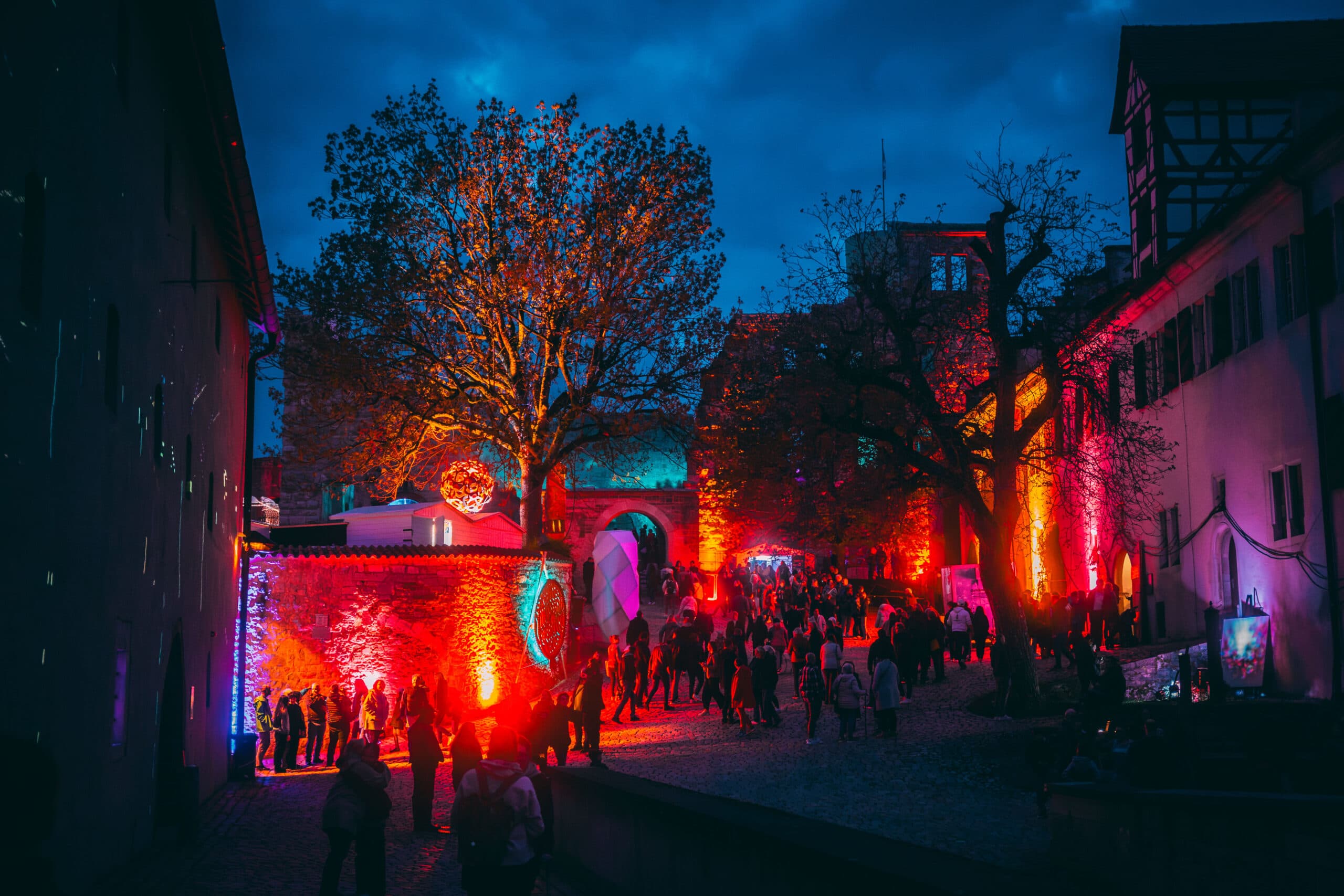 Audio-reaktive Lichtinstallation bei Nacht – Lichtkunst Festival Heidenheim