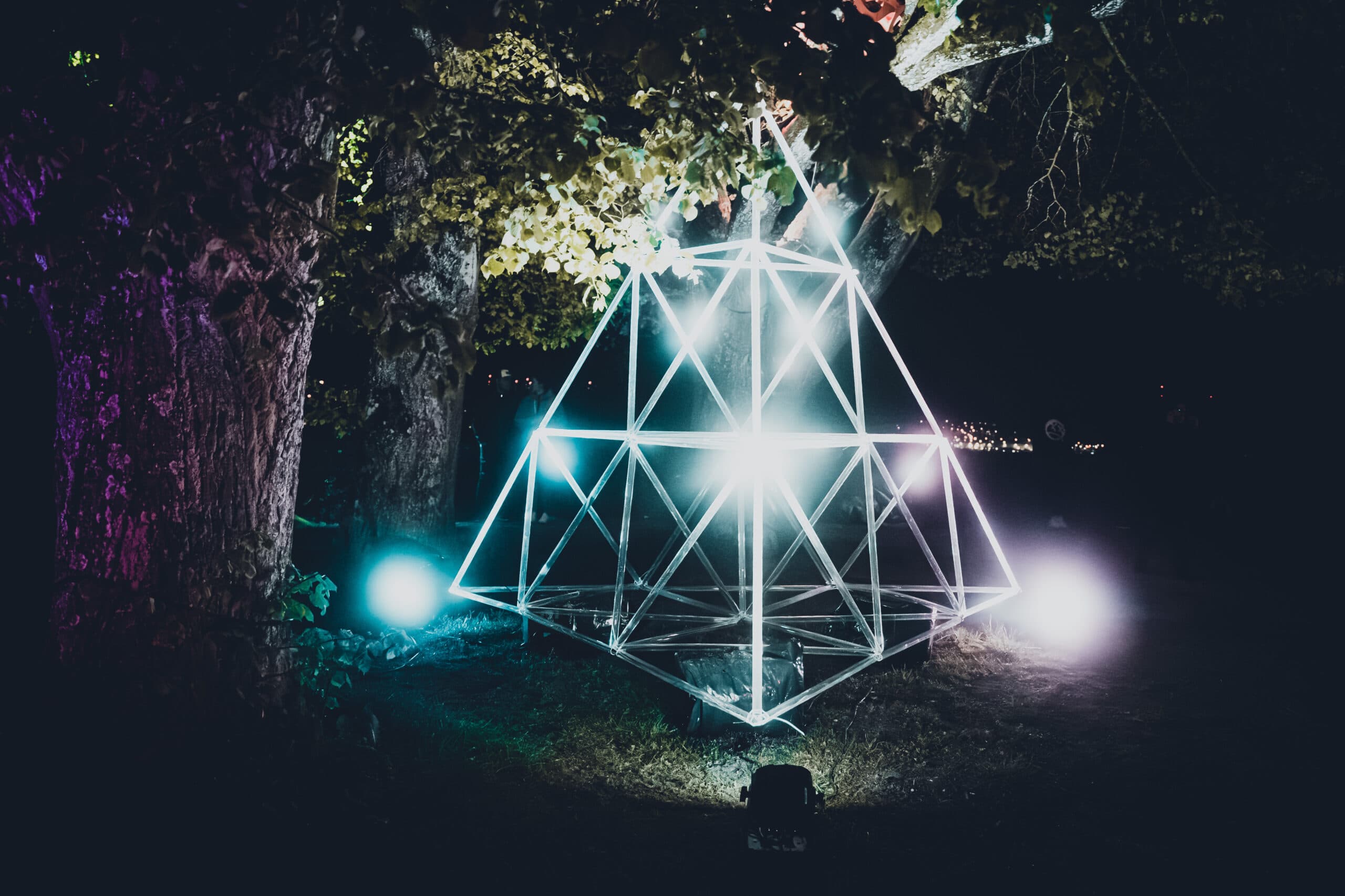 UV-Nebel-Installation bei Nacht – Lichtkunst Festival Heidenheim