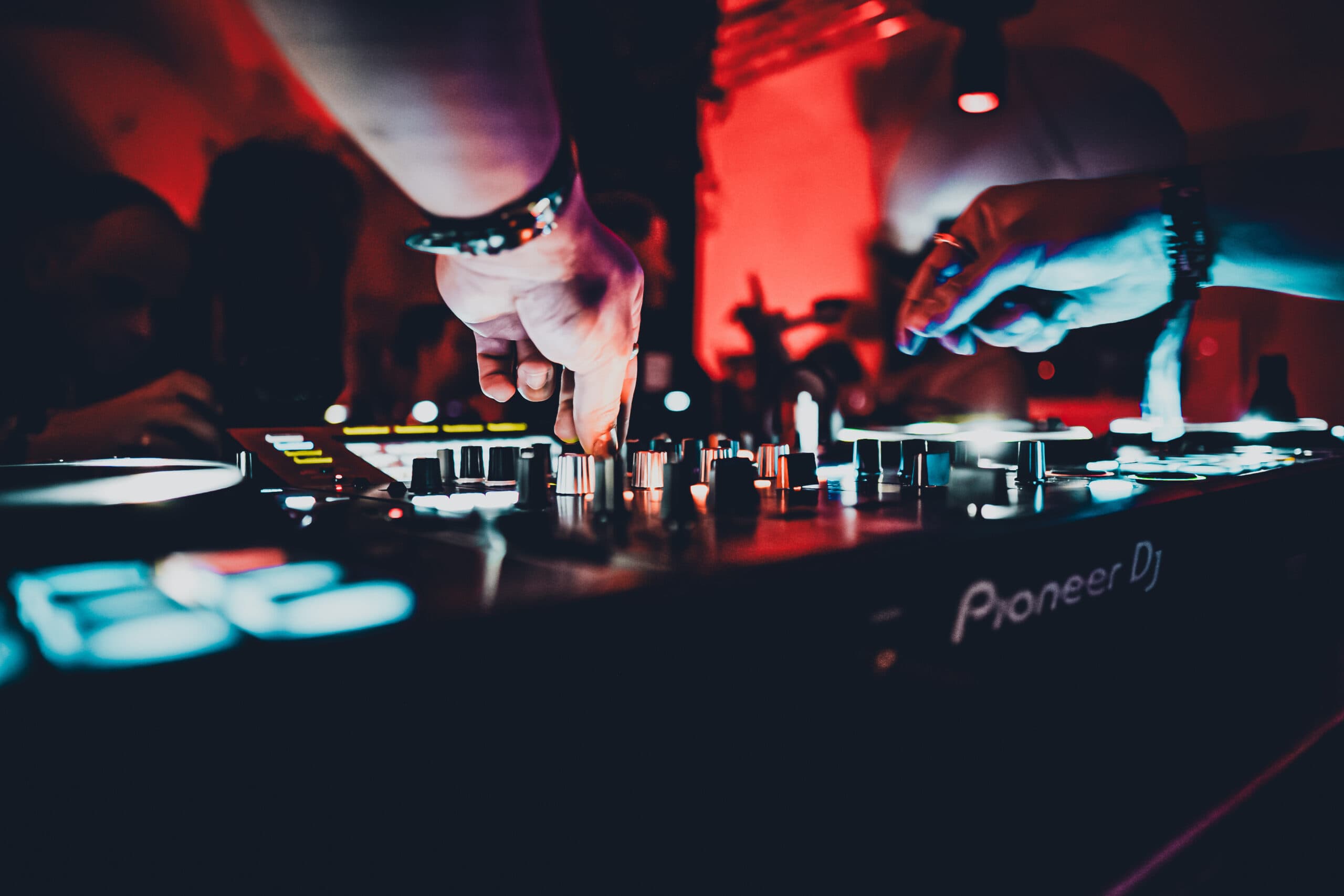 Vertikale Lichtsäule im Schlosshof – Lichtkunst Festival Heidenheim