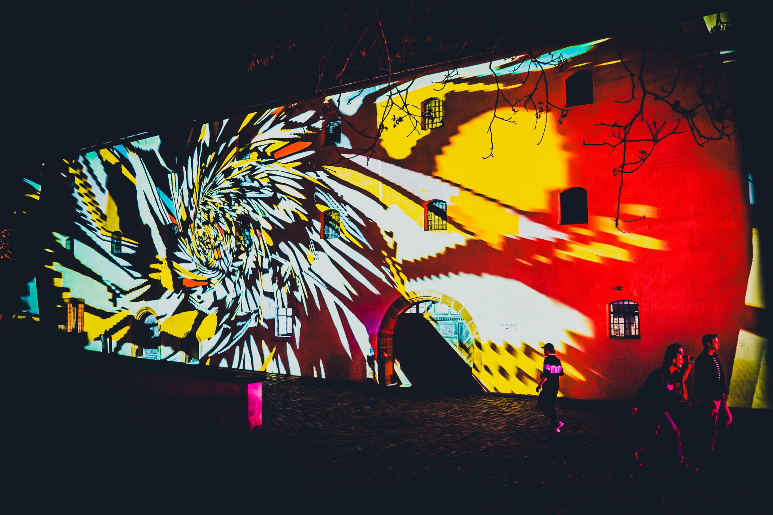 Wellenprojektionen auf Wasserfläche – Lichtkunst Festival Heidenheim