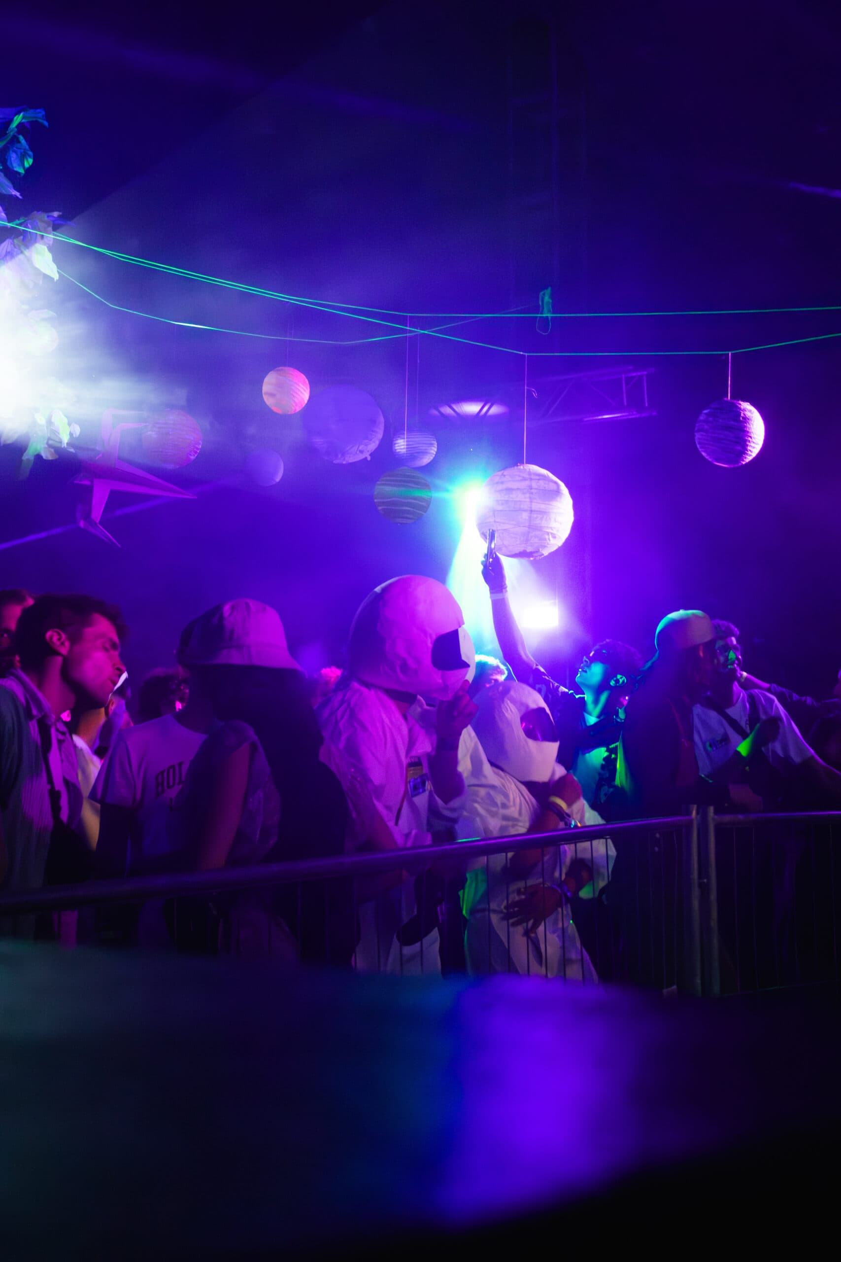 Spiegel- und Licht-Installation erzeugt unendliche Räume – Lichtkunst Festival Heidenheim